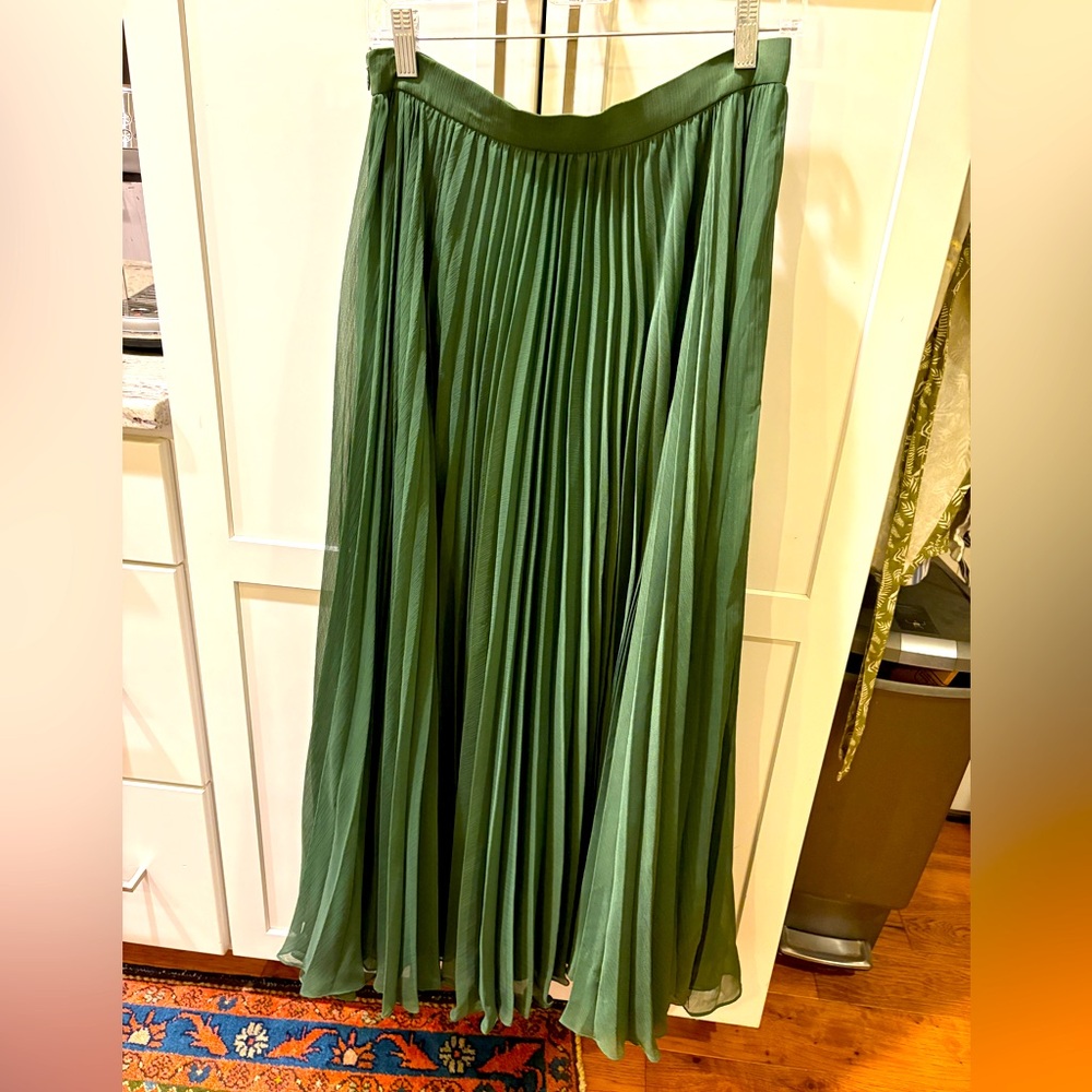 Elegant Green Pleated Skirt